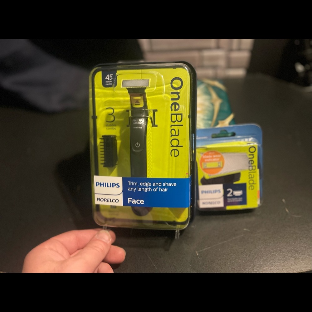 New phillips Norelco One Blade face and edge trimmer.w/ 2 extra blade pack.